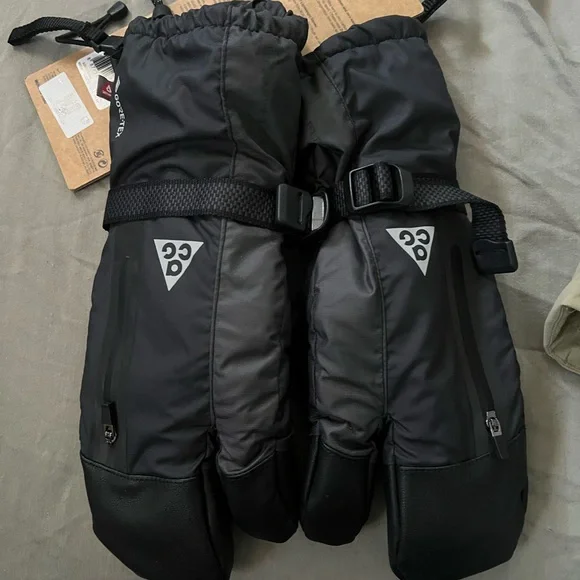 Nike ACG Goretex Prima Loft Mittens - Picture 1 of 6